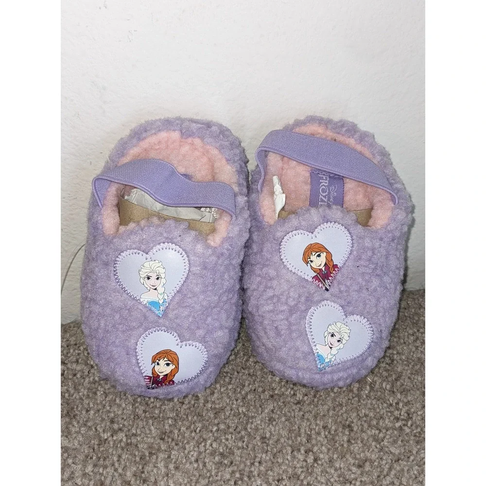 Disney Frozen Anna Elsa‎ Slippers Purple Fuzzy Heart Detail Kids Size 5/6 NEW